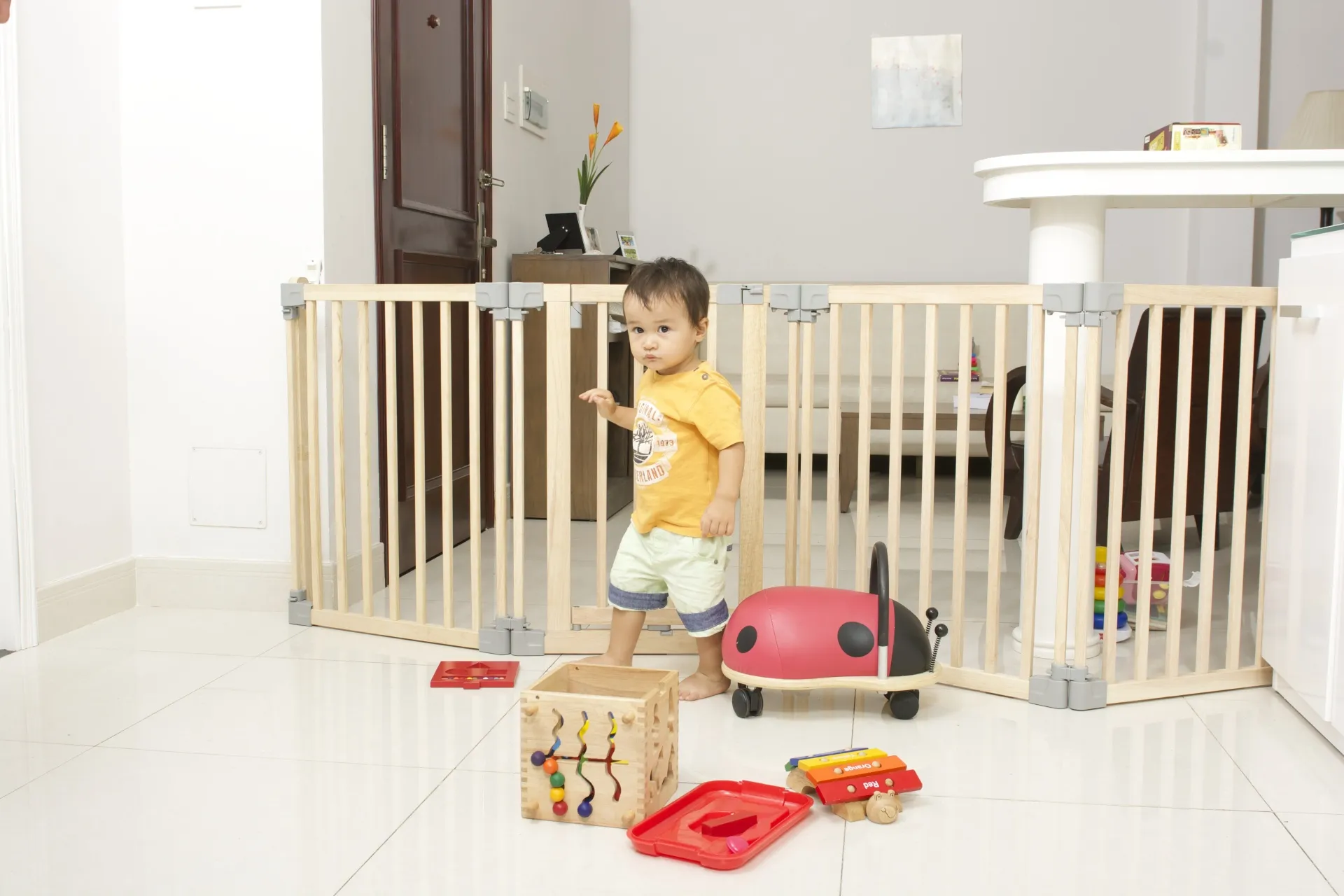 Variable two-sided configuration gate Yoko for passages from 95 to 260cm in wood